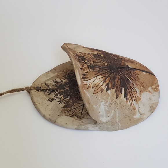 Studio Pottery Wall Pocket Embossed Leaves Signed Garnet - Picture 4 of 12